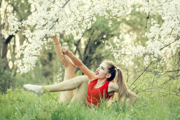 Chica bonita en flor — Foto de Stock