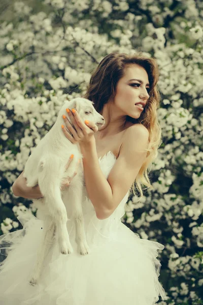 Küçük keçi ile şehvetli kadın — Stok fotoğraf