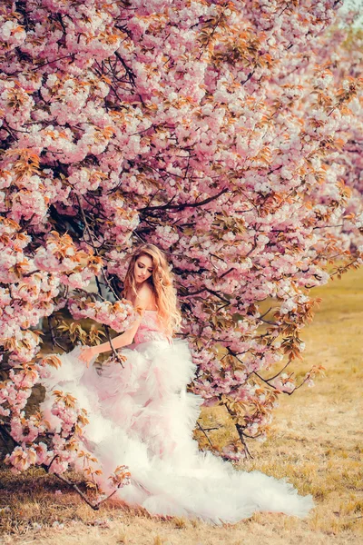 Glamour flicka i rosa blomma — Stockfoto
