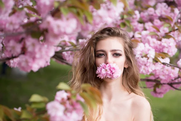 Smyslná žena v květu — Stock fotografie