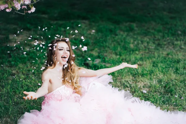 Glamour woman on green grass — Stock Photo, Image