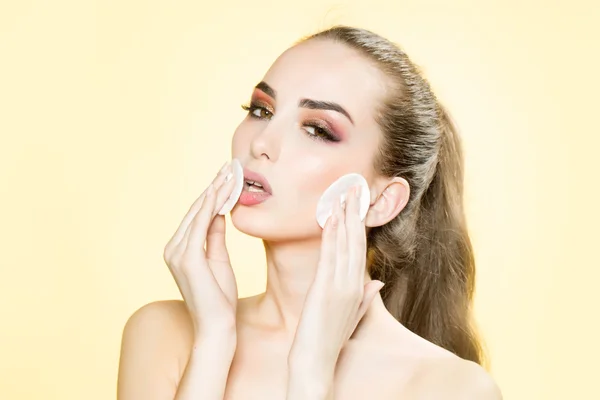 Ung flicka att ta bort makeup — Stockfoto