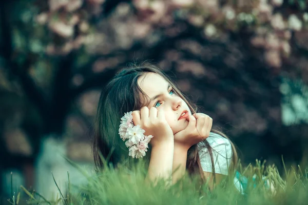 盛开的草地上的小女孩 — 图库照片