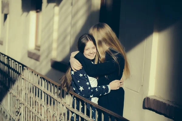 Nastolatek siostry na balkonie — Zdjęcie stockowe