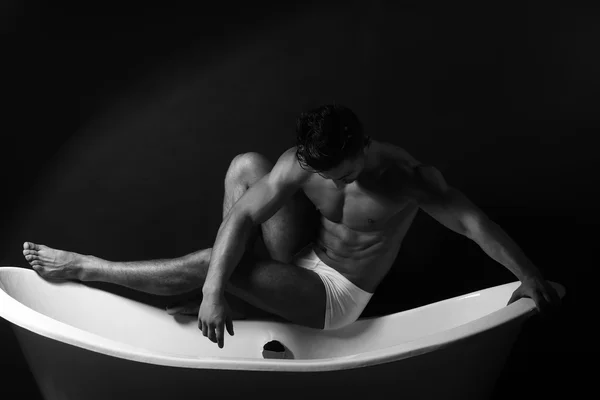 Muskulöser Mann in Badewanne — Stockfoto