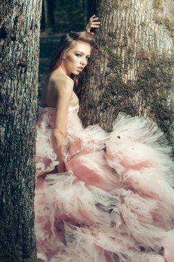 tree yakınındaki güzel kız