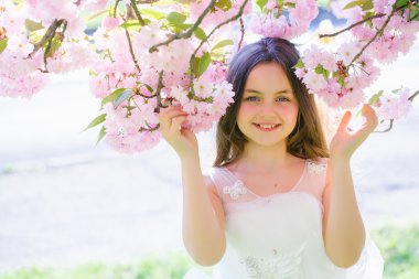 Çiçeği küçük gülümseyen kız