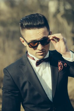 yakışıklı erkek takım elbise ve güneş gözlüğü