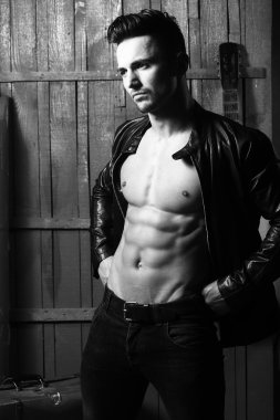 Kaslı adam gitar ile