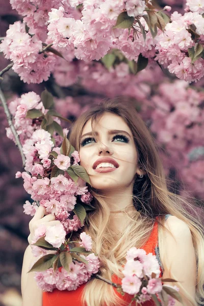 Retrato sensual de uma mulher de primavera — Fotografia de Stock