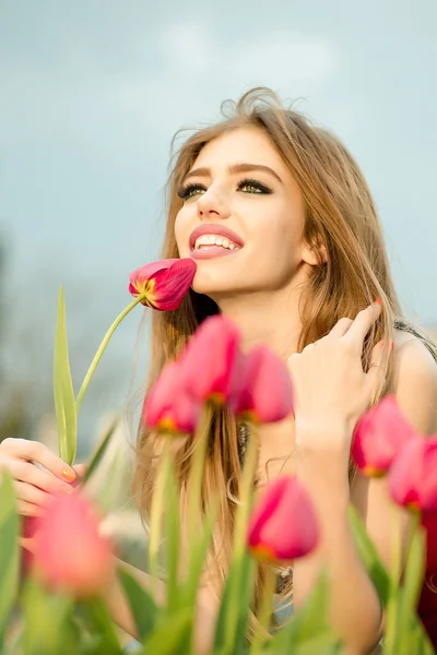 Belle jeune fille avec des tulipes — Photo