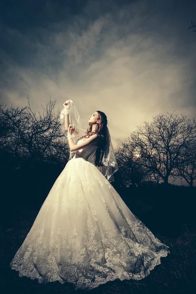 Dusk içinde güzel gelin