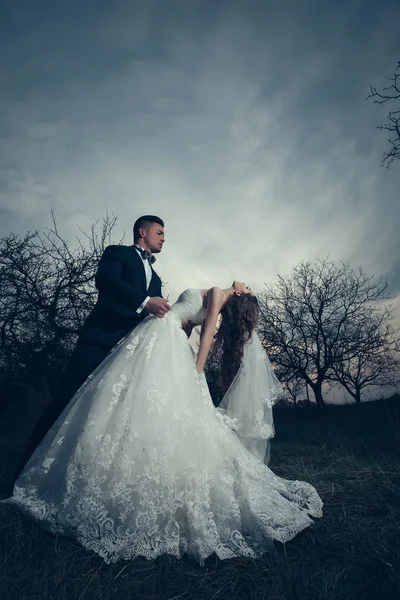 Pareja de boda al atardecer — Foto de Stock