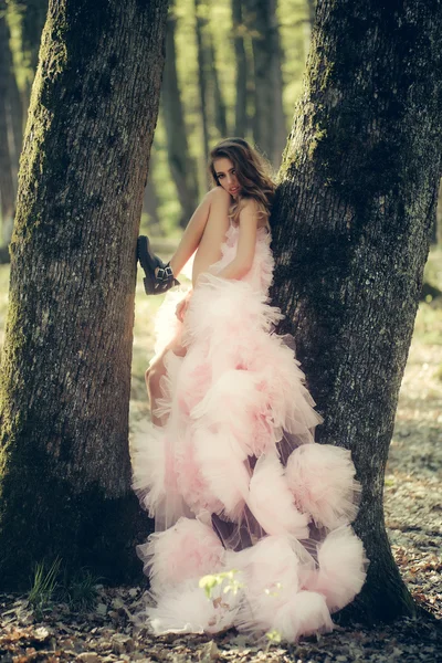 Mujer bastante glamurosa en el bosque —  Fotos de Stock