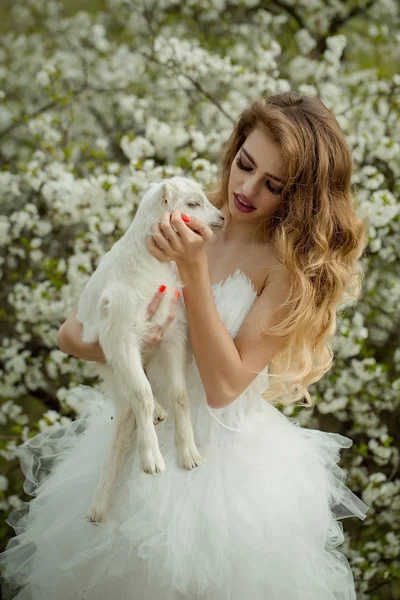 Küçük keçi ile şehvetli kadın