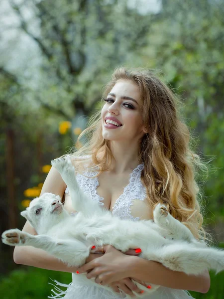 Keçi ile gülümseyen kadın