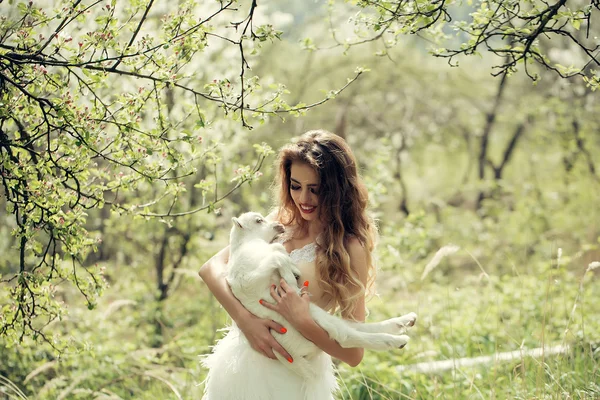 Lachende vrouw met geit — Stockfoto