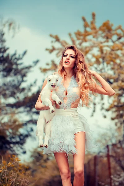 Keçi ile yürüyen kadın