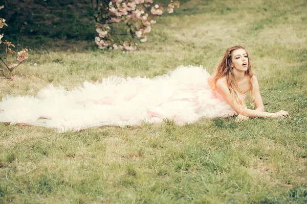 Mujer glamour sobre hierba verde — Foto de Stock