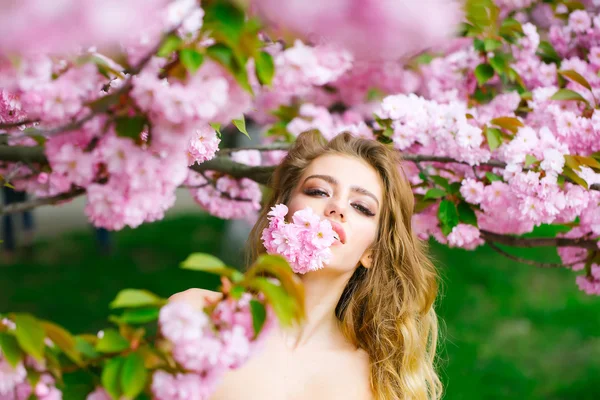 Sensual woman in bloom — Stock Photo, Image