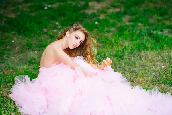 Glamour woman on green grass — Stock Photo, Image