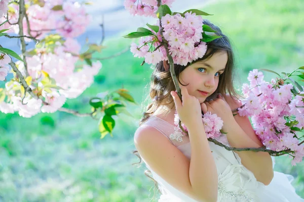 Bahar çiçek küçük kız — Stok fotoğraf
