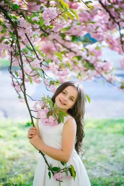 Mała dziewczynka ładna w kwiat — Zdjęcie stockowe