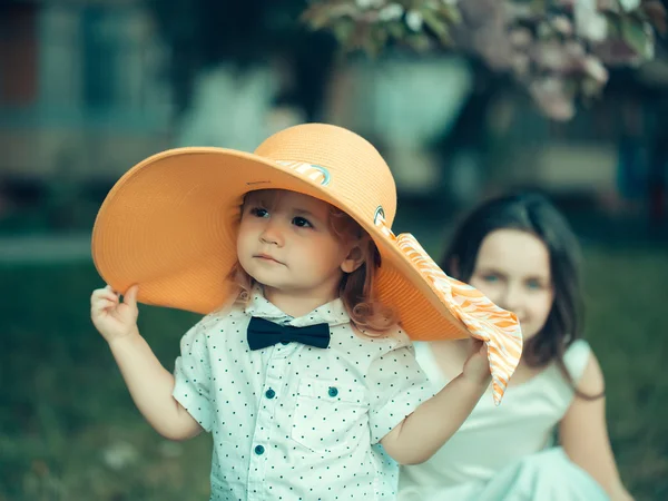 Stylový děti v parku — Stock fotografie