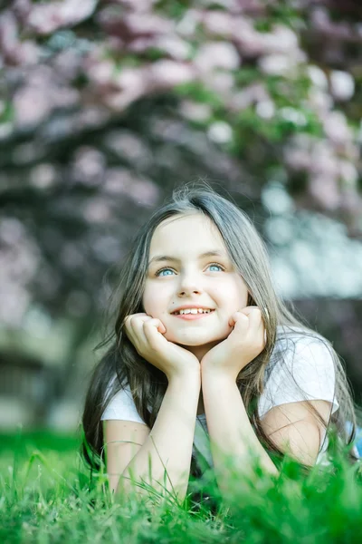 Bambina sull'erba in fiore — Foto Stock