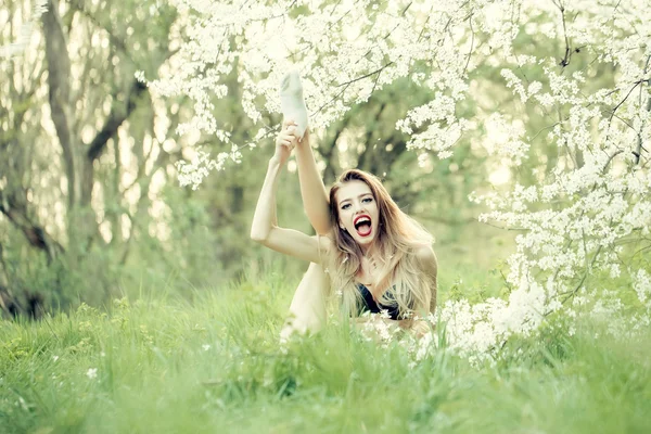 Chica bonita en flor —  Fotos de Stock