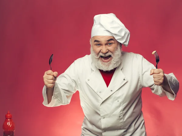 Bärtiger Koch mit Löffel und Gabel — Stockfoto