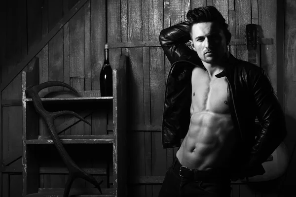 Kaslı adam gitar ile