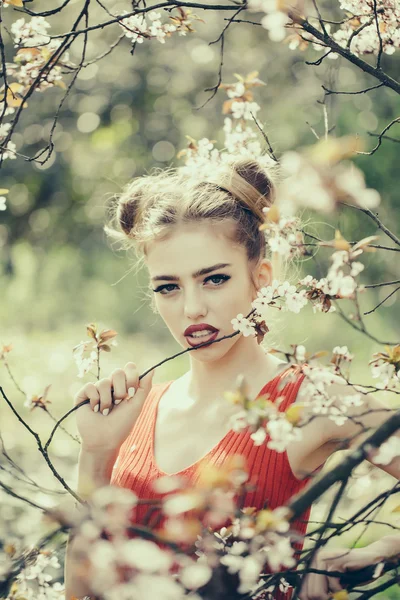 Chica bonita en flor — Foto de Stock