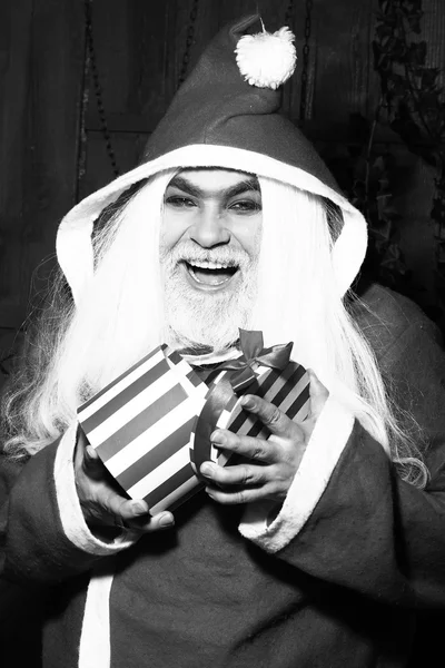 Frohe Weihnachten Mann mit Geschenk — Stockfoto