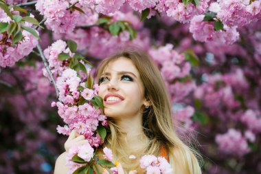 Çiçek açan orchard güzel genç kadın