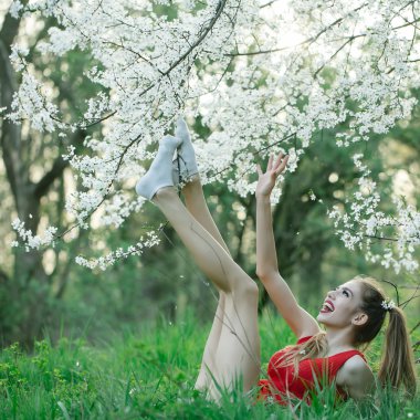 Çiçeği güzel kız