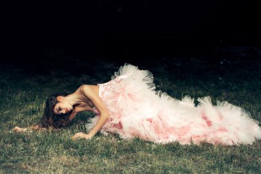 Glamour kadın yeşil çimenlerin üzerinde