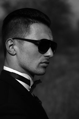 yakışıklı erkek takım elbise ve güneş gözlüğü