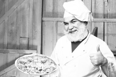 Pizza ile sakallı aşçı