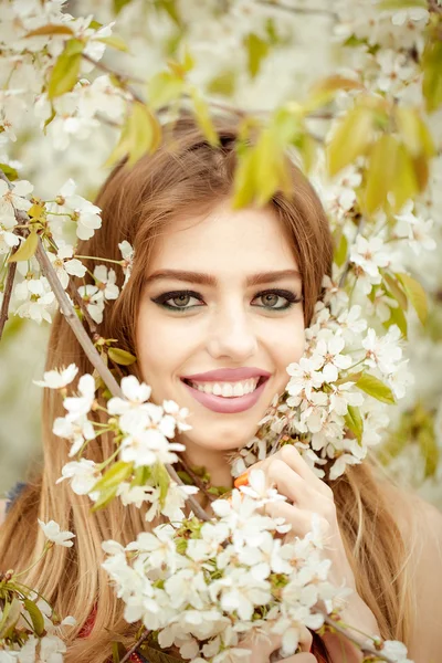 Belle fille dans le jardin fleuri — Photo