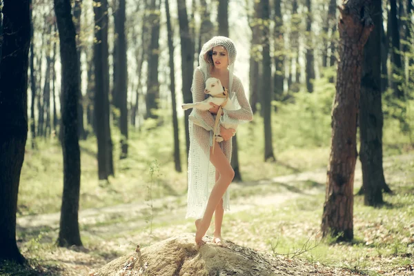 Jeune femme avec chèvre en forêt — Photo