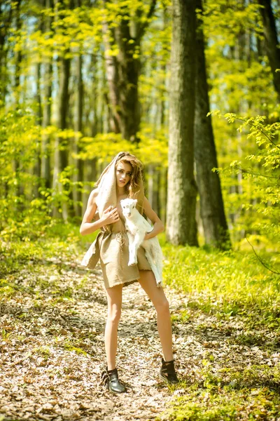年轻的女孩，在森林里的山羊 — 图库照片