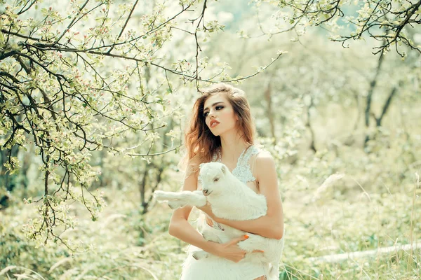 Женщина с козой в цвету — стоковое фото