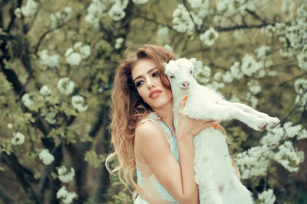 Mujer con cabra en flor —  Fotos de Stock