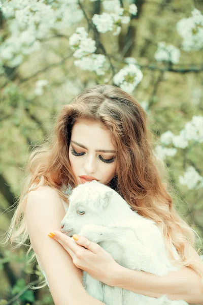 Frau mit Ziege in Blüte — Stockfoto