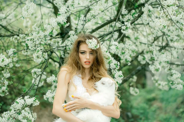 Frau mit Ziege in Blüte — Stockfoto