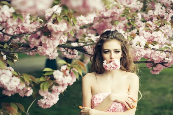 Mulher sensual em flor — Fotografia de Stock