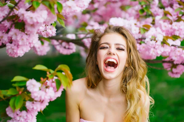 Glückliche Frau in Blüte — Stockfoto