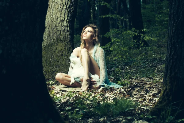 Chica con cabra en el bosque — Foto de Stock