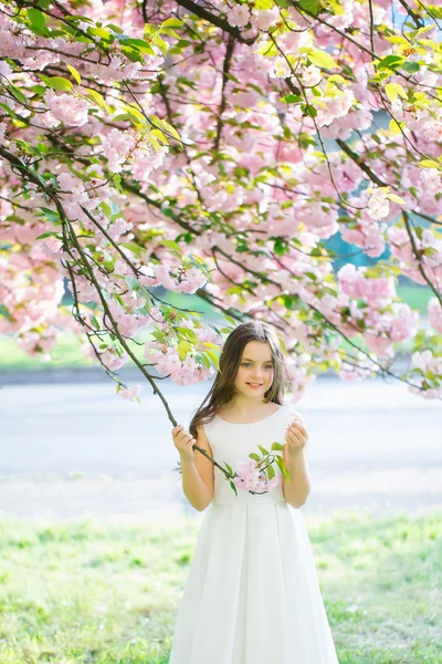 花で小さなかわいい女の子 — ストック写真